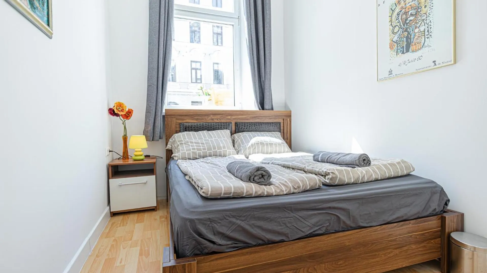 Nice 4Br Apt For Up To 8P, 6-Min To Lugner City contacts